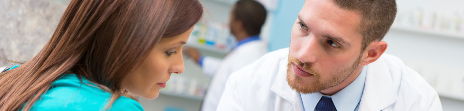 pharmacistexplainingprescriptiontocustomer